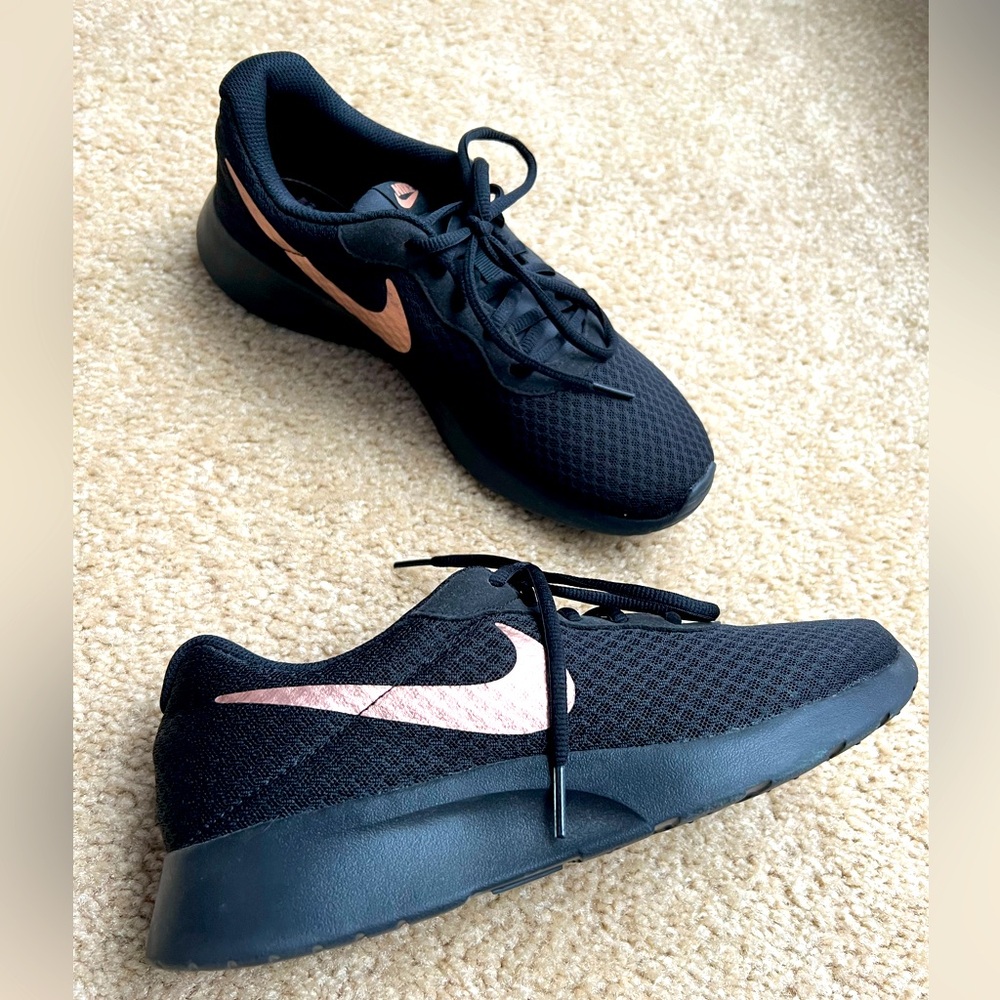 Women’s NIKE athletic shoe, black with rose gold, size 9.5